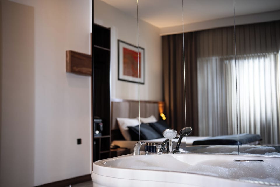 Elite Studio Suite, City View | Private spa tub