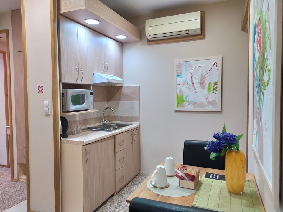 Deluxe Studio, 1 Queen Bed | Air conditioning
