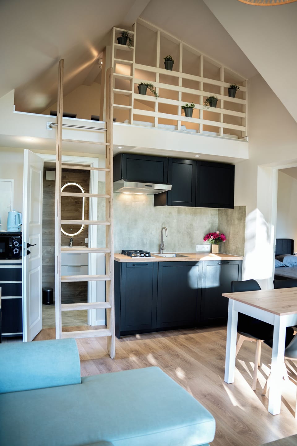 Elite Cottage, 1 Queen Bed, River View | Private kitchen