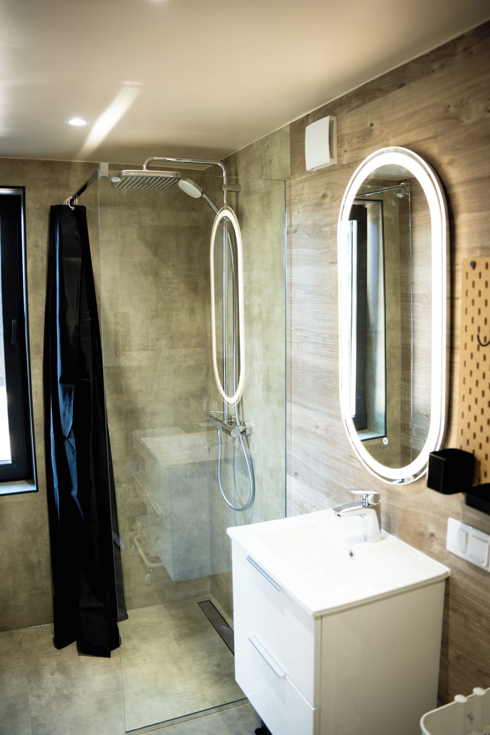 Elite Cottage, 1 Queen Bed, River View | Bathroom | Free toiletries, hair dryer, towels