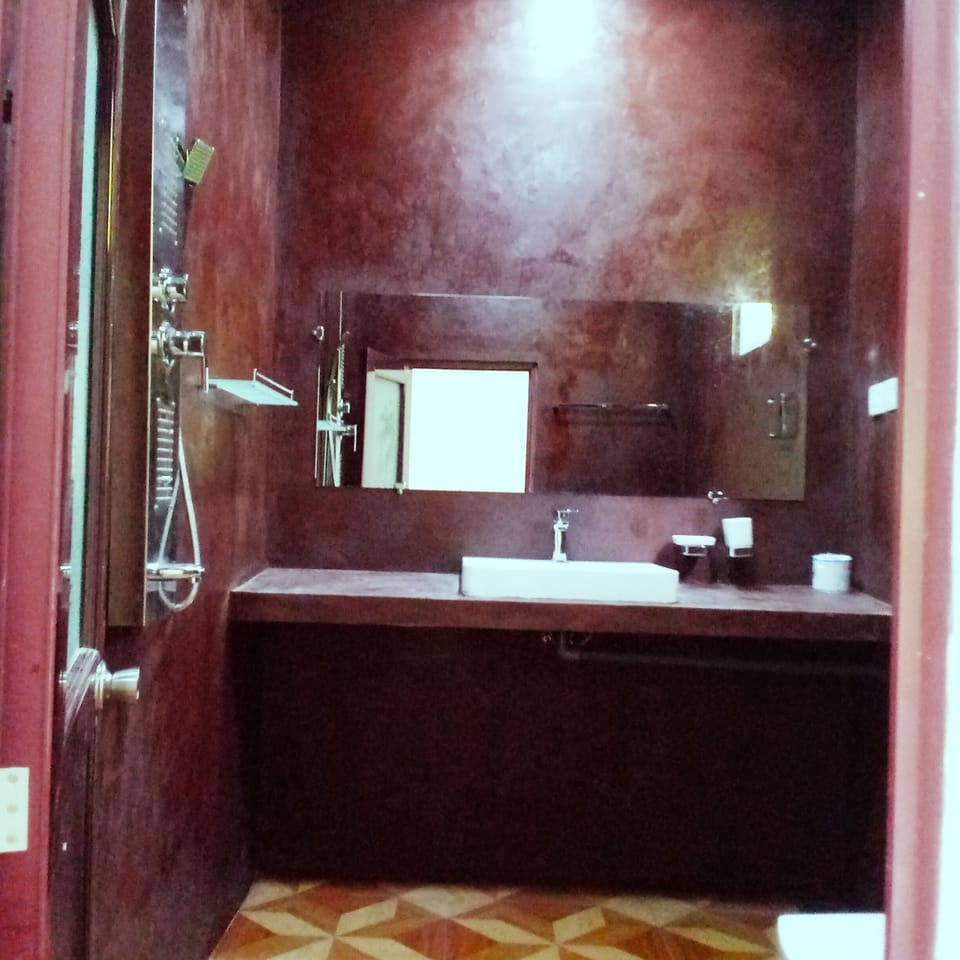 Deluxe Room, 1 Bedroom, Non Smoking, Mountain View | Bathroom | Shower, towels