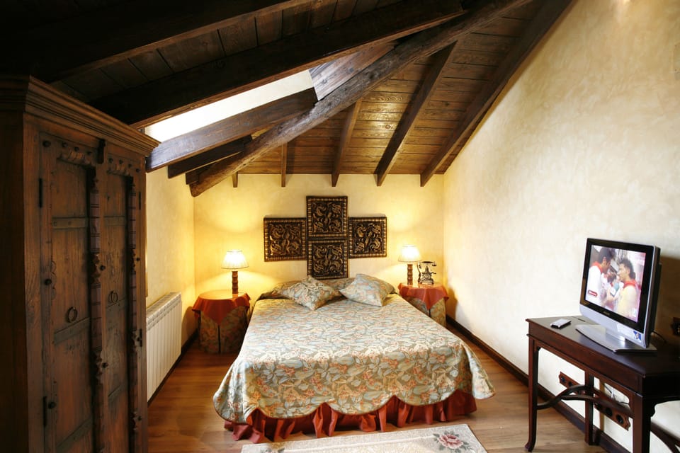 Standard Room, Non Smoking | Premium bedding, down comforters, in-room safe, desk