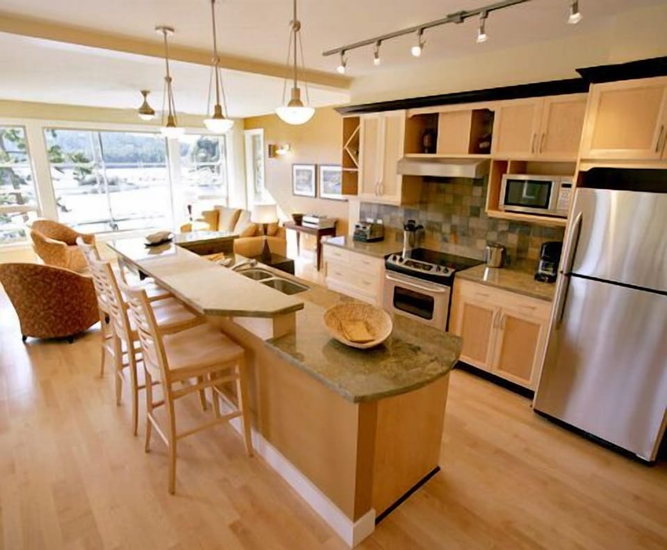 Full-size fridge, microwave, oven, stovetop