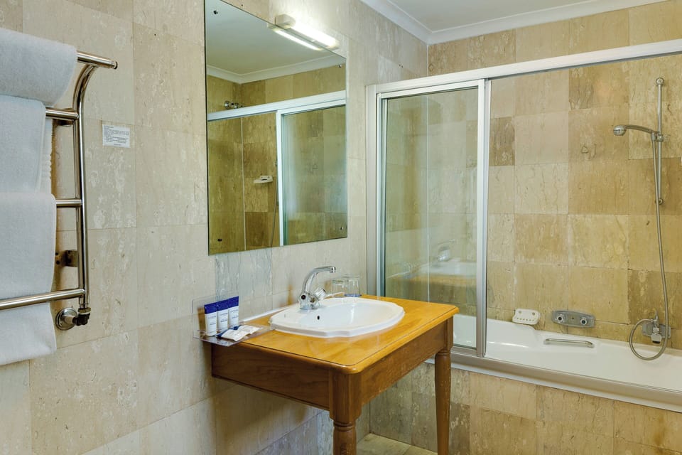Suite, 1 Double Bed, Garden View | Bathroom | Free toiletries, hair dryer, bidet, towels
