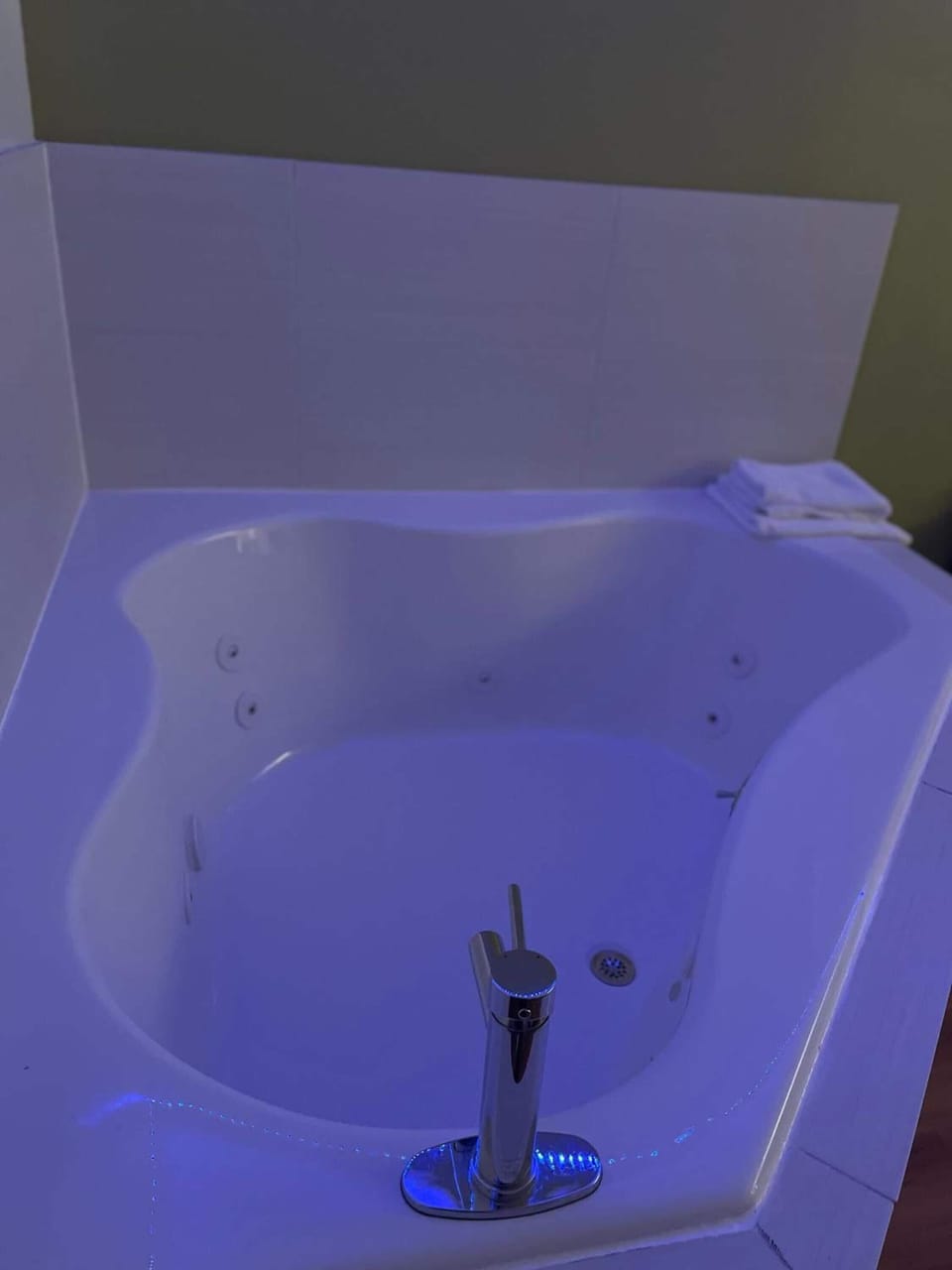 Standard Single Room, 1 Bedroom, Hot Tub | Bathroom | Shower, hair dryer, towels