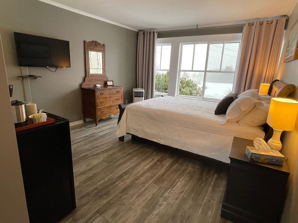 Classic Double Room, Ensuite, Bay View (Queen Room) | In-room safe, individually decorated, individually furnished