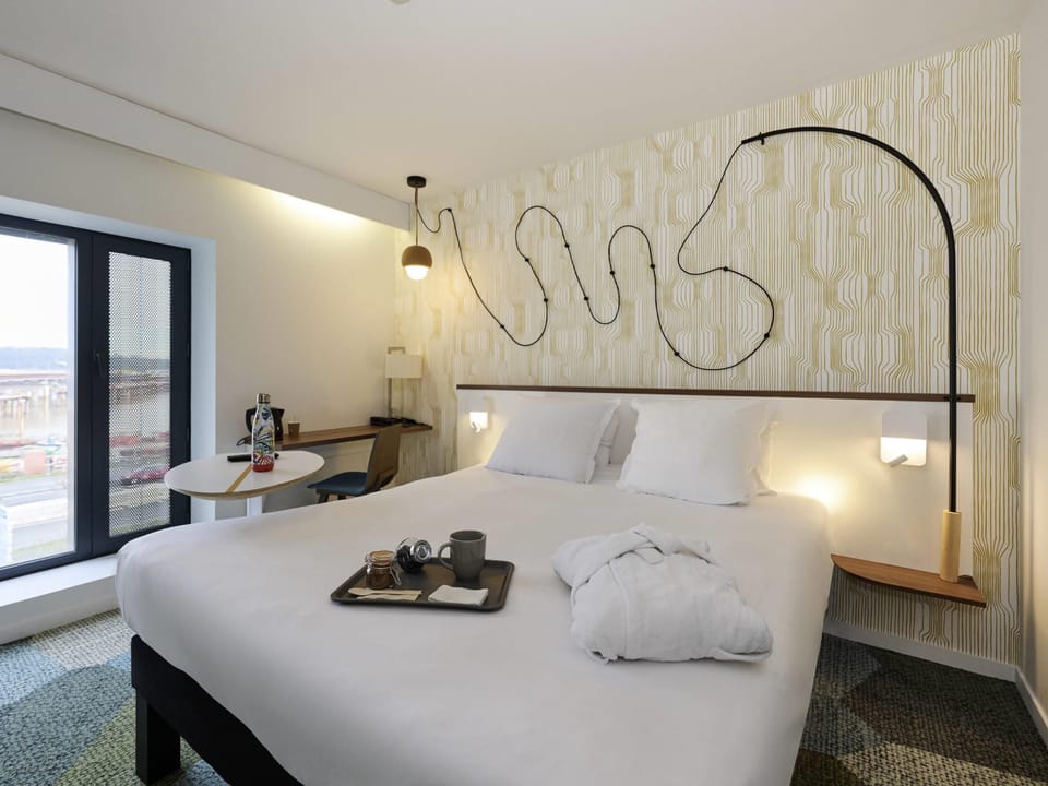 Premium Room, 1 Double Bed | Premium bedding, blackout drapes, soundproofing, iron/ironing board