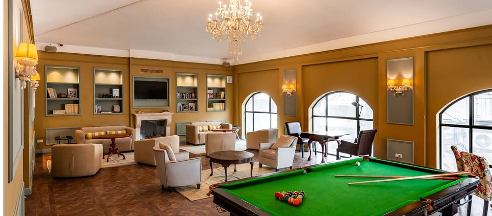 Lobby lounge