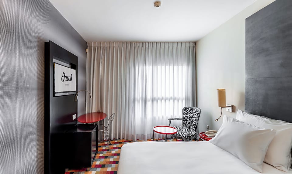 In-room safe, desk, soundproofing, WiFi (free)