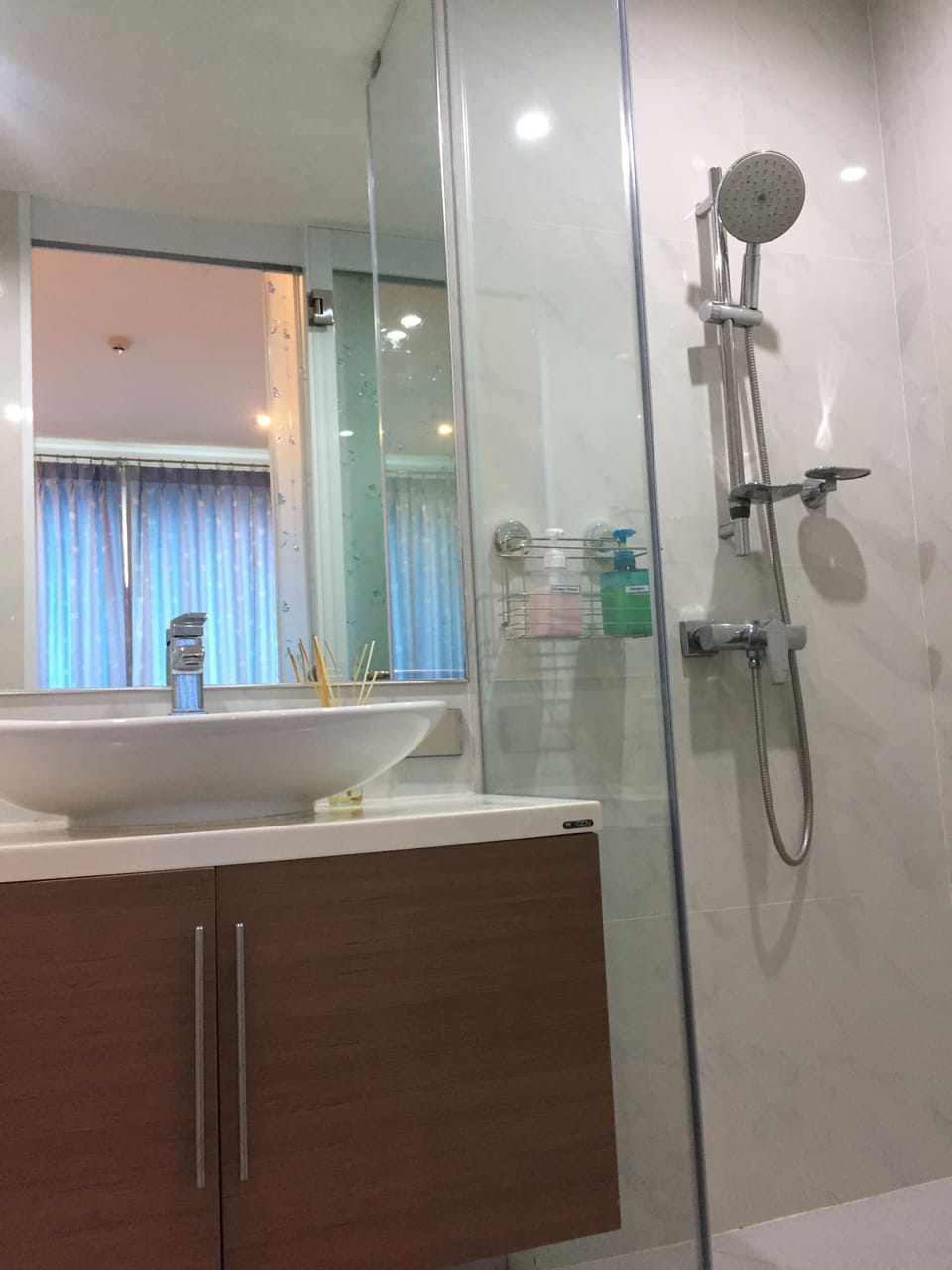 Deluxe Apartment, 2 Bedrooms | Bathroom | Shower, free toiletries, hair dryer, towels