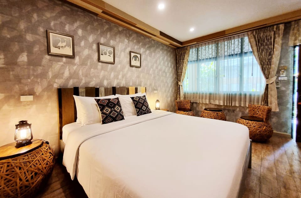 Deluxe Double Room | Minibar, in-room safe, individually decorated, desk