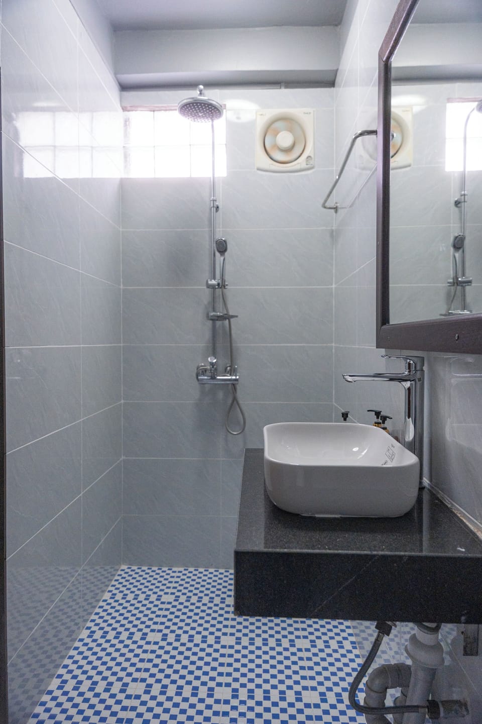 Superior Double Room | Bathroom | Shower, rainfall showerhead, free toiletries, slippers
