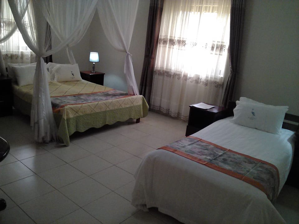 Desk, soundproofing, free WiFi, bed sheets