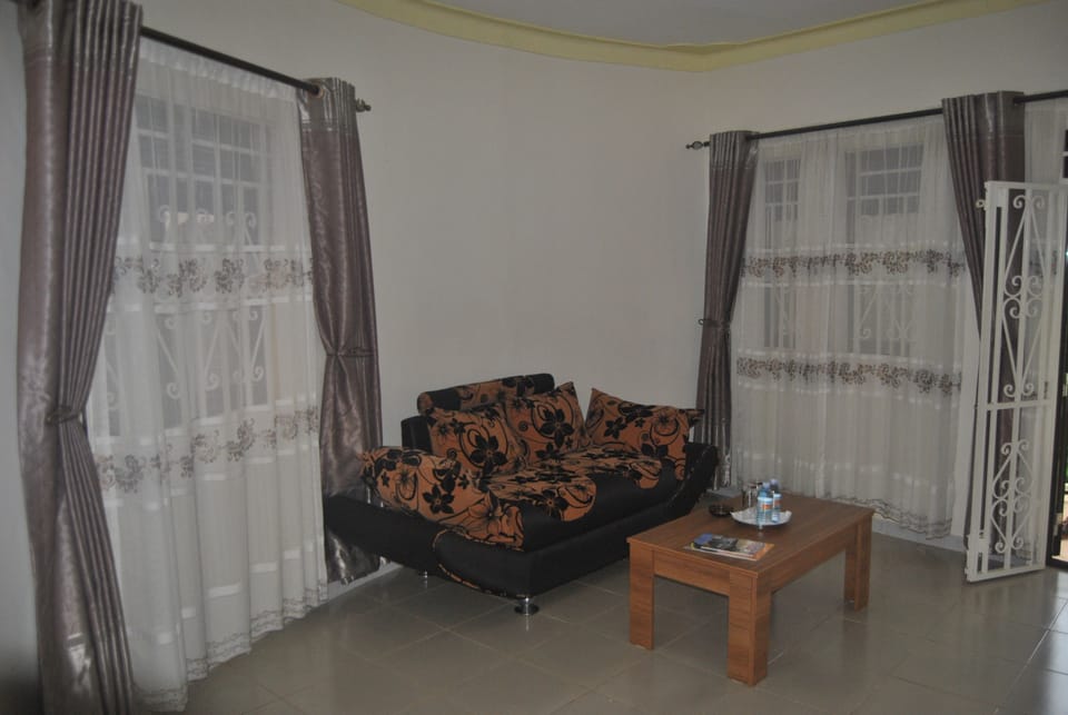 Executive Cottage, Garden Area | Living room