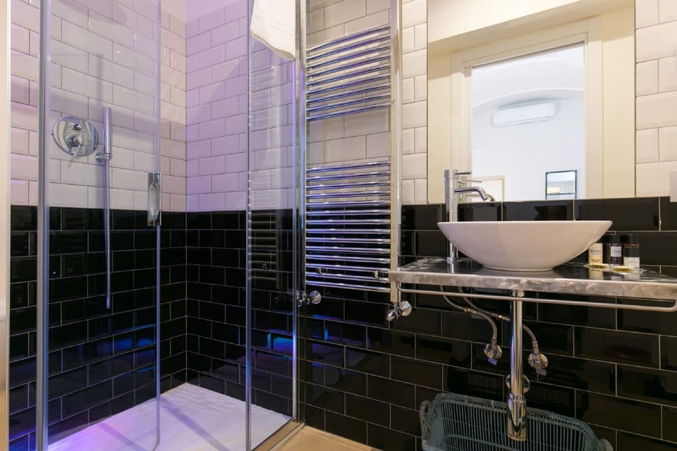 Shower, free toiletries, hair dryer, bidet