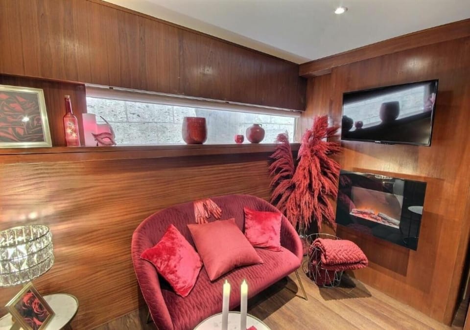 Suite Amour | Living area | 60-inch flat-screen TV with cable channels, TV