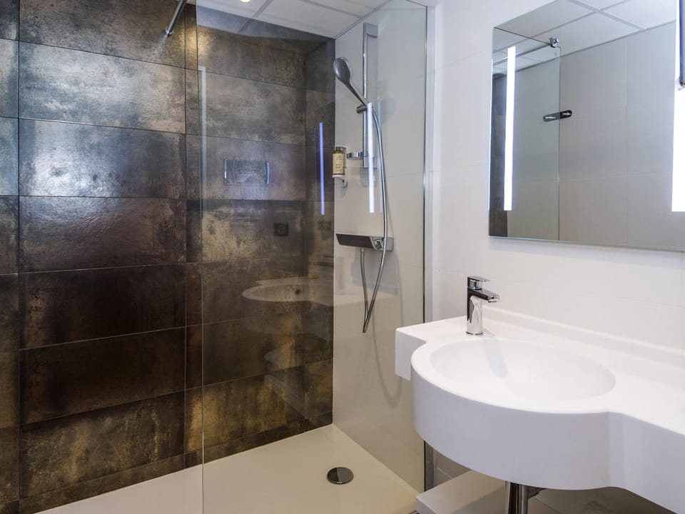 Standard Studio, 1 Double Bed | Hypo-allergenic bedding, in-room safe, desk, laptop workspace