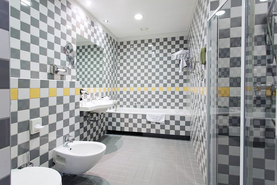 Deluxe Double or Twin Room | Bathroom | Deep soaking tub, free toiletries, hair dryer, towels