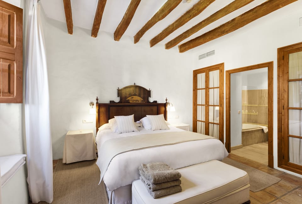 Junior Suite, Vineyard View | Bathroom | Combined shower/tub, free toiletries, hair dryer, towels