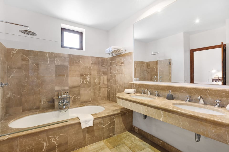 Junior Suite, Vineyard View | Bathroom | Combined shower/tub, free toiletries, hair dryer, towels