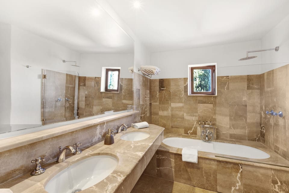 Junior Suite, Vineyard View | Bathroom | Combined shower/tub, free toiletries, hair dryer, towels