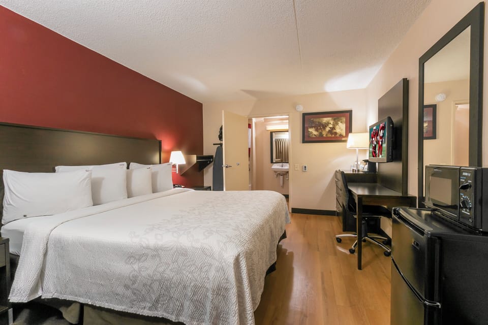 Premium bedding, in-room safe, desk, laptop workspace