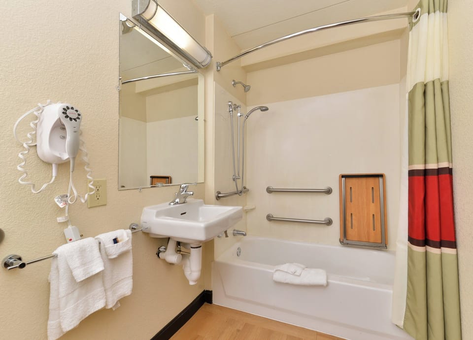 Standard Room, 1 King Bed, Accessible (Smoke Free) | Accessible bathroom