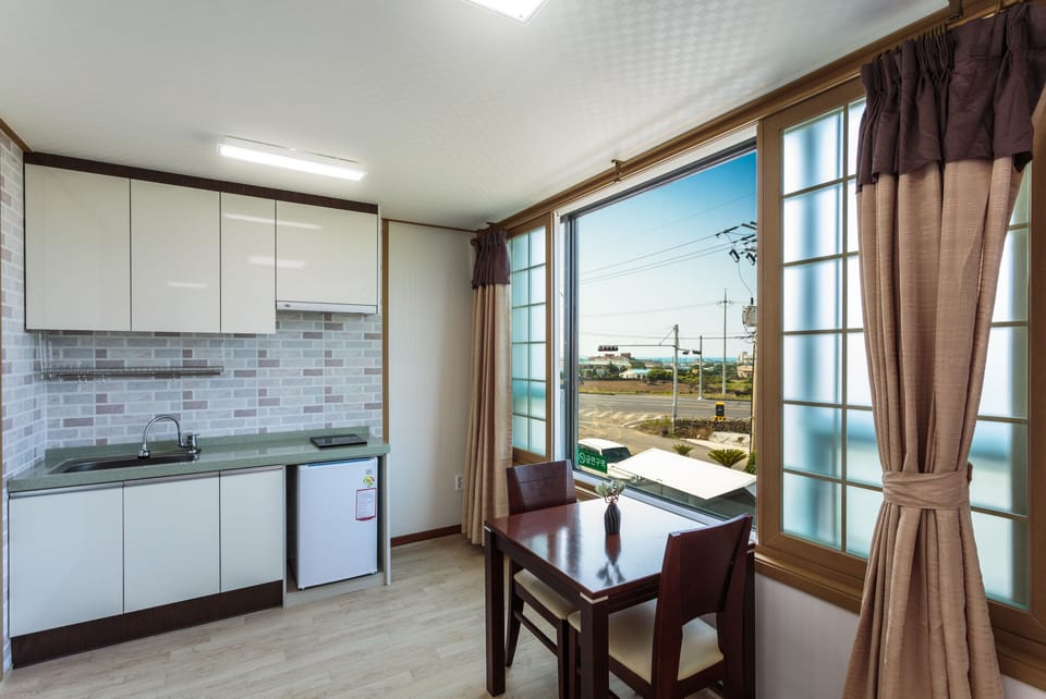 Deluxe Room | In-room dining