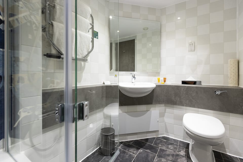 Combined shower/tub, free toiletries, hair dryer, towels