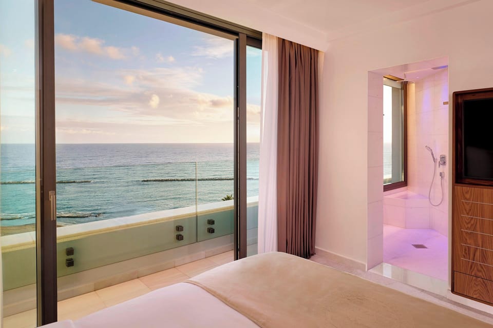 Panoramic Suite, 1 Bedroom, Non Smoking (Junior Suite) | Bathroom | Free toiletries, hair dryer, bathrobes, slippers