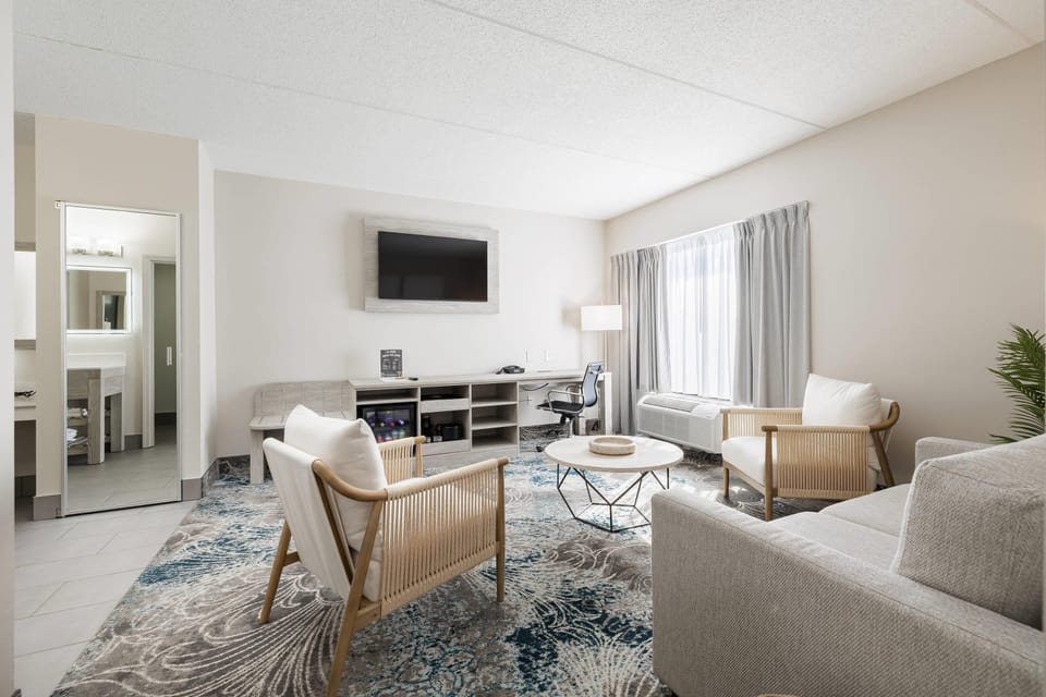 Suite, 1 King Bed, Non Smoking (Upgrade) | Desk, laptop workspace, iron/ironing board, free WiFi