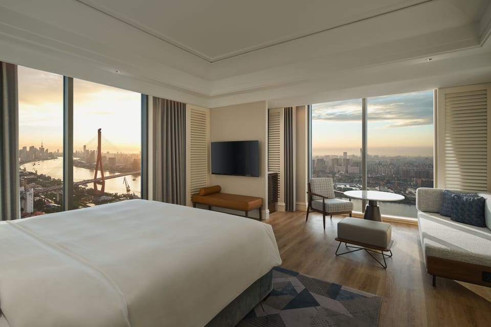 Premium Room, 1 King Bed, River View | Premium bedding, down comforters, Select Comfort beds, minibar