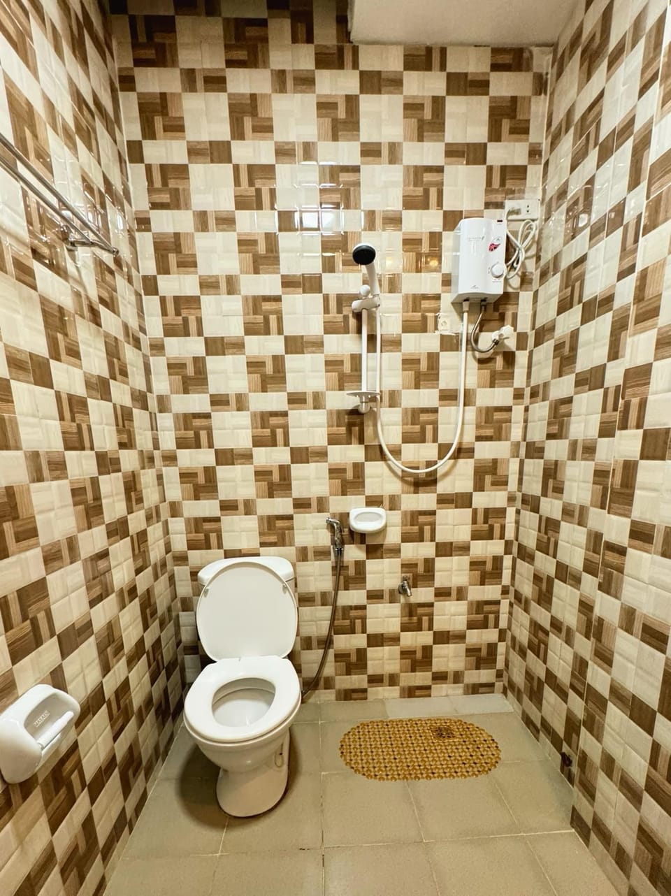 Shower, bidet, towels