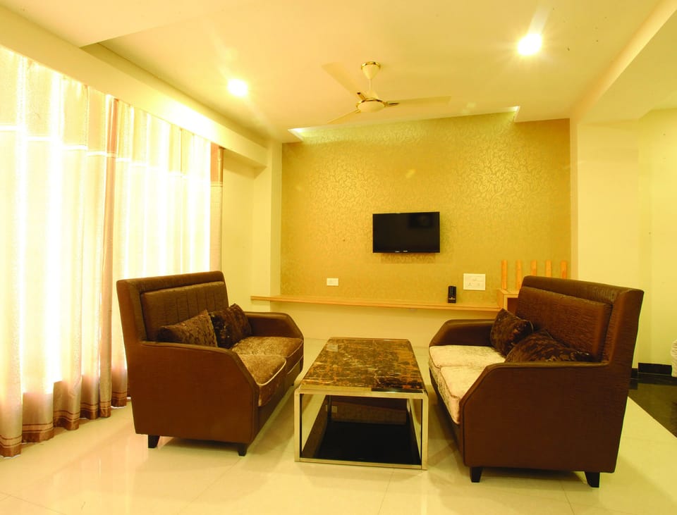 Deluxe Room | Living area | TV
