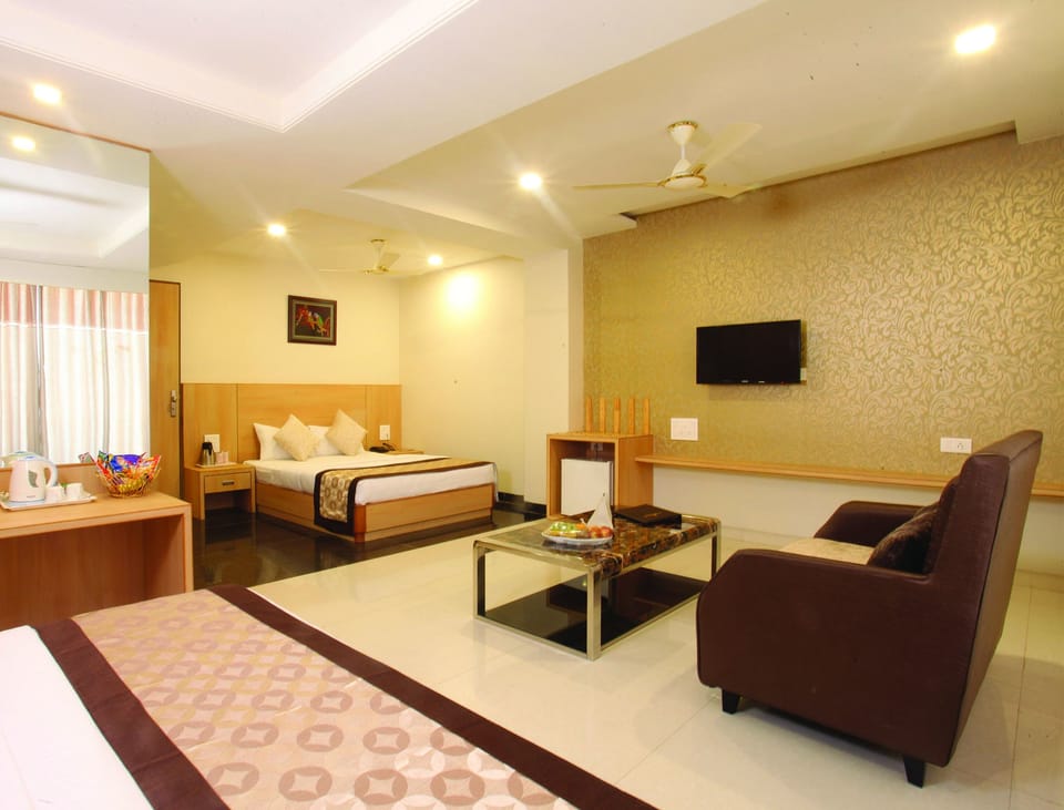 Suite | In-room safe, desk, soundproofing, free rollaway beds