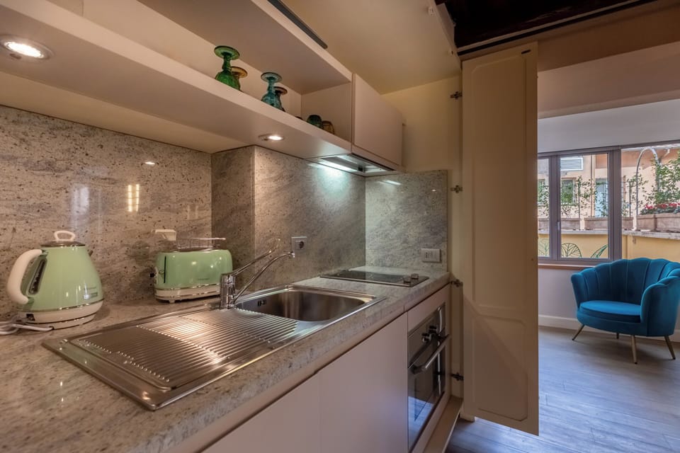 Deluxe Studio Suite | Private kitchen | Electric kettle