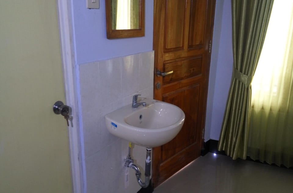 Economy Twin Room, 1 Bedroom | Bathroom sink