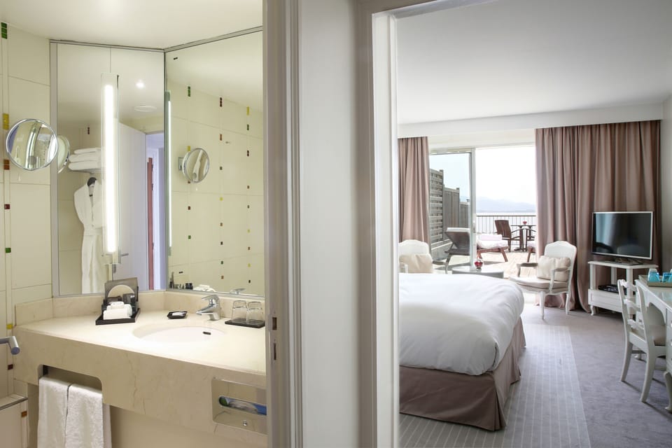 Chambre Deluxe vue mer, Solarium privé, 1 lit King | Premium bedding, down comforters, minibar, in-room safe