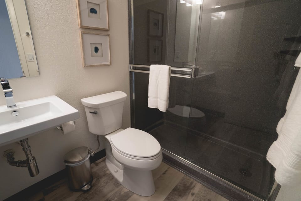 Shower, free toiletries, towels