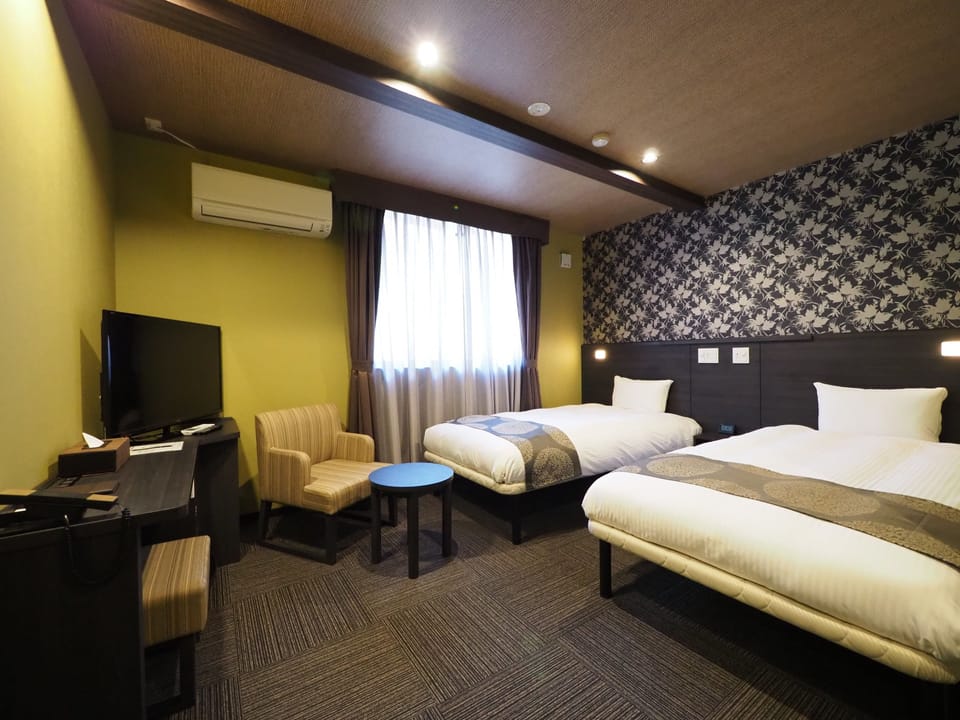 Deluxe Twin Room, Main Building, Non Smoking | Desk, blackout drapes, free WiFi, bed sheets