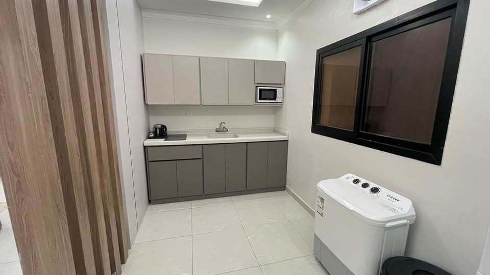 Deluxe Apartment, 1 Bedroom, City View, Executive Level | Microwave