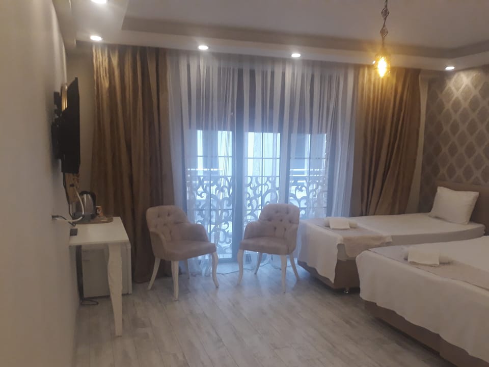 Standard Twin Room | Minibar, desk, soundproofing, rollaway beds