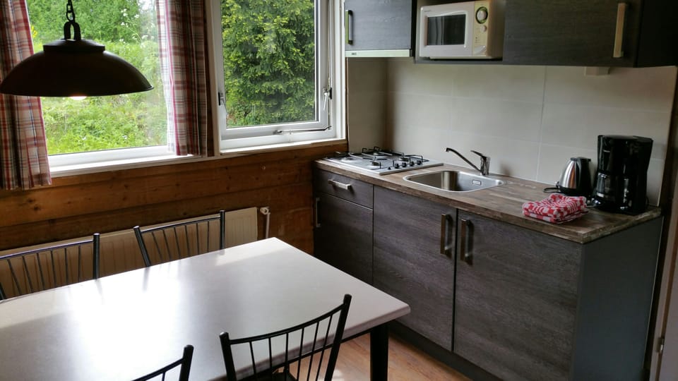 Classic Cottage, 3 Bedrooms, Lake View (Vissershuisje) | Private kitchenette | Full-size fridge, microwave, stovetop, electric kettle