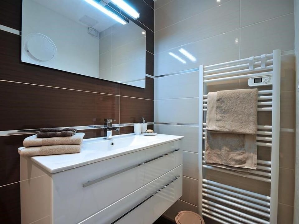 Bathroom | Shower, free toiletries, hair dryer, slippers