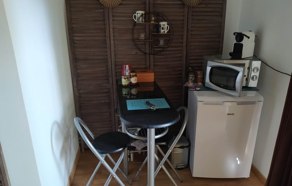 Comfort Double Room | In-room dining