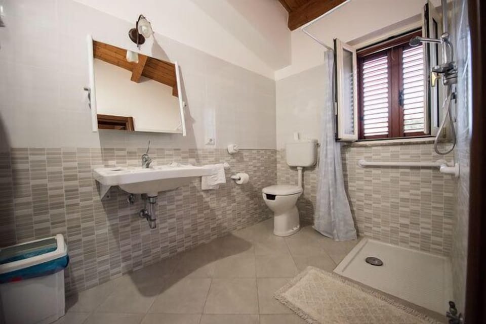 Double Room, Accessible, Garden View | Bathroom | Shower, free toiletries, hair dryer, bidet