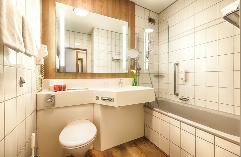 Comfort Twin Room | Bathroom | Combined shower/tub, free toiletries, hair dryer, towels