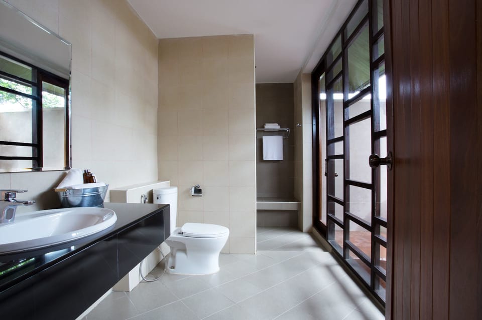 Shower, rainfall showerhead, free toiletries, hair dryer