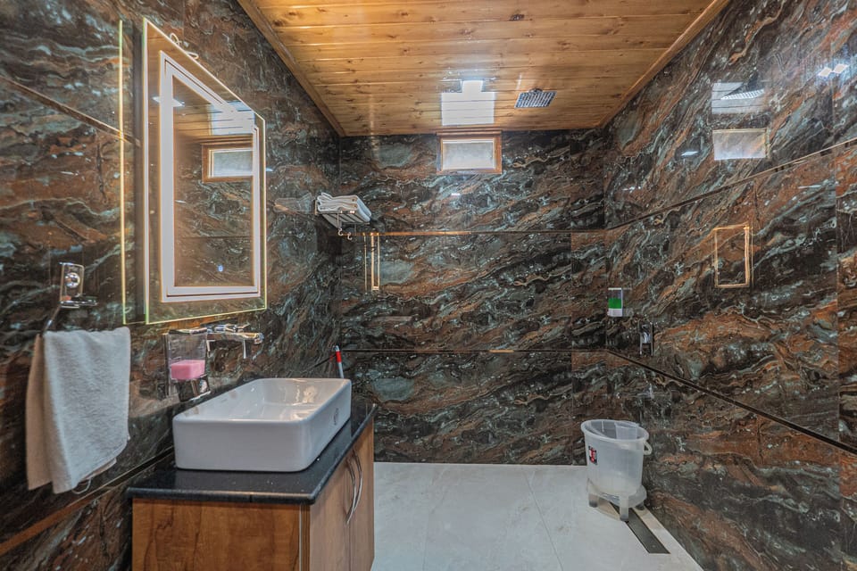 Wooden Cottage | Bathroom | Free toiletries, hair dryer, slippers, towels
