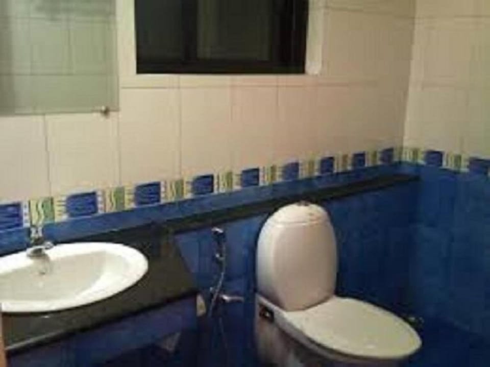 Shower, free toiletries, towels
